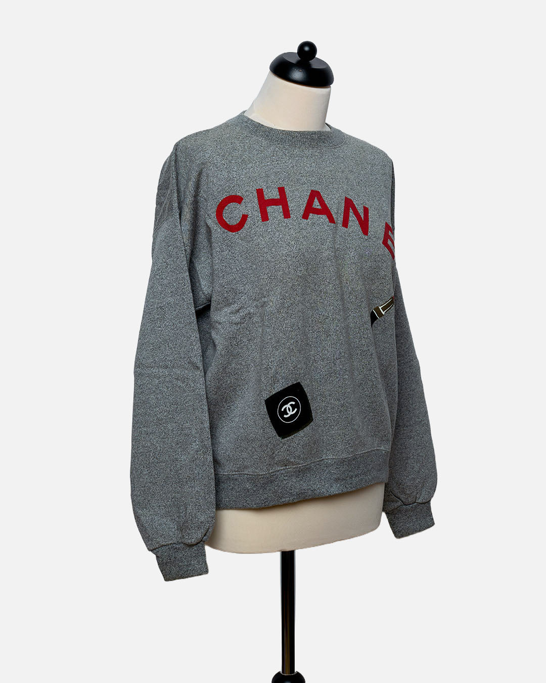 Chanel Pullover mit rotem Schriftzug · Grau meliert