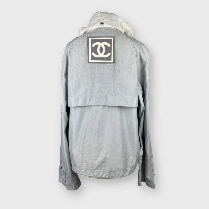 Chanel Windjacke mit Logopatch hinten Grau