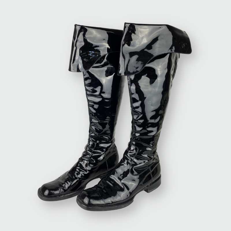 Chanel Stiefel Lackleder mit Umschlag Schwarz