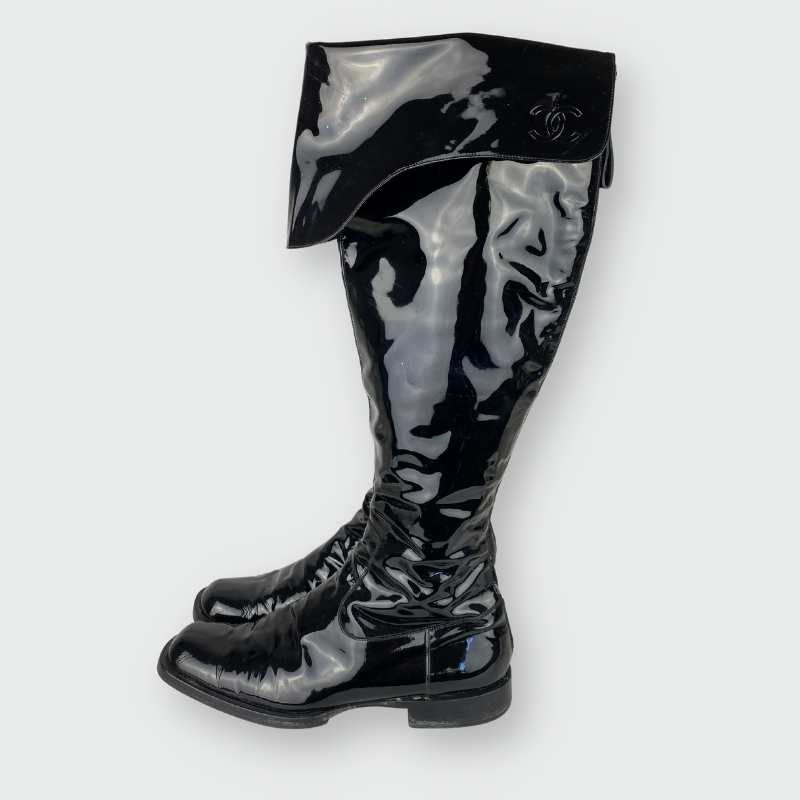 Chanel Stiefel Lackleder mit Umschlag Schwarz