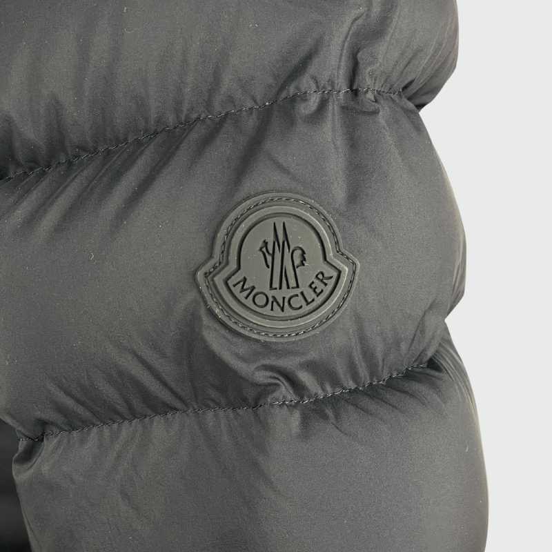 Moncler Steppjacke mit Logoprint · Schwarz