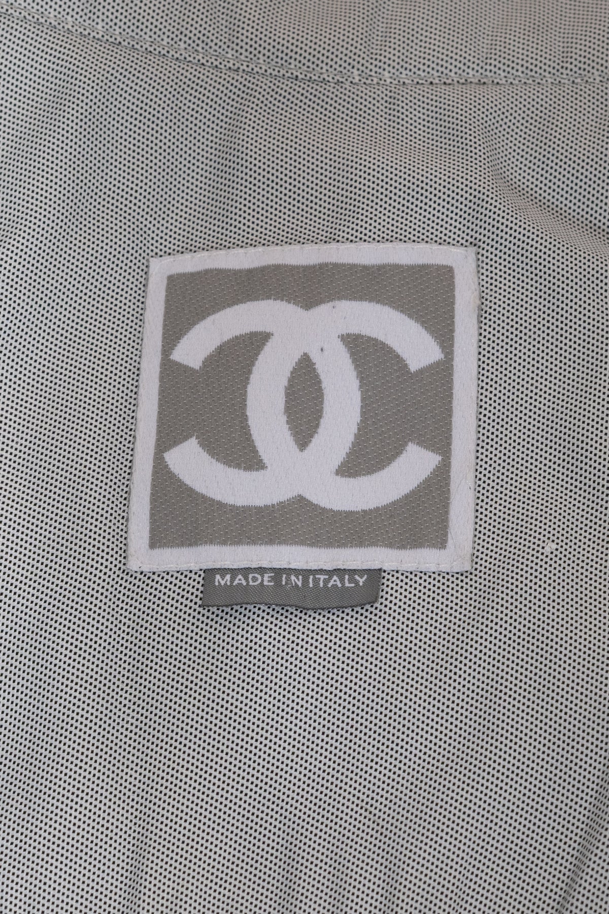 Chanel Windjacke mit Logopatch hinten Grau