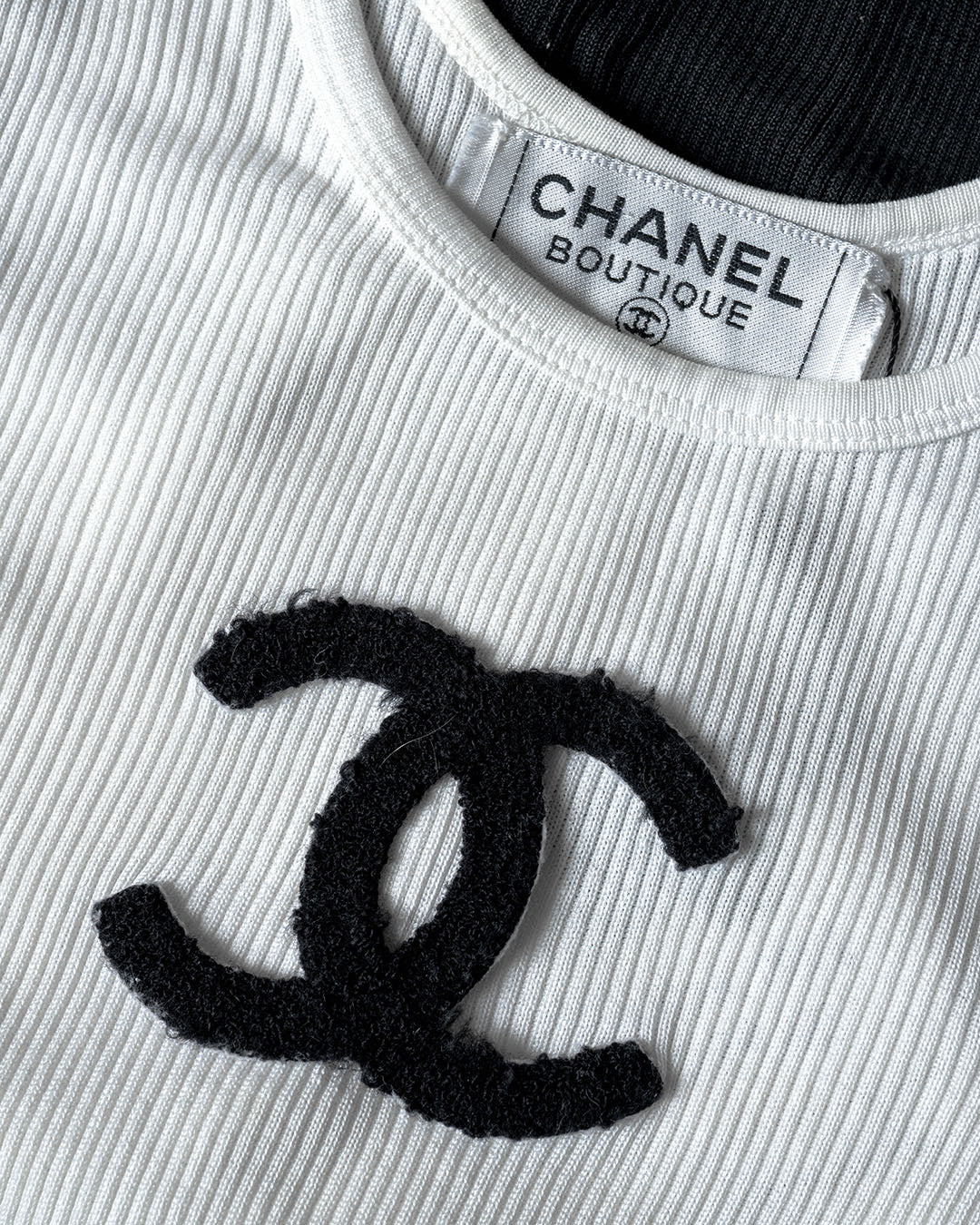 Chanel Feinripp Top mit schwarzem Logo · Weiß