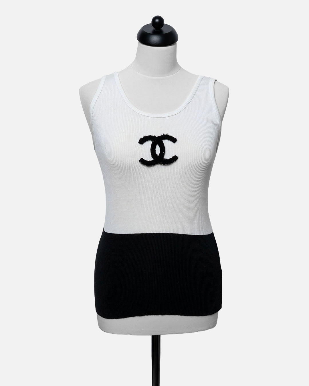 Chanel Feinripp Top mit schwarzem Logo · Weiß