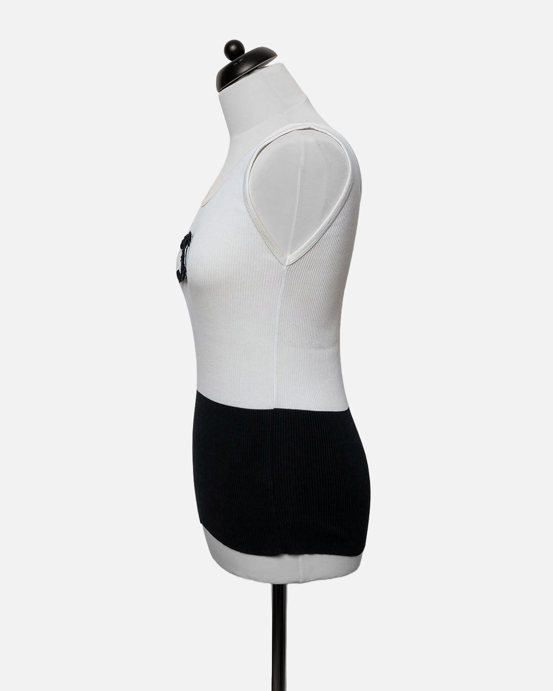 Chanel Feinripp Top mit schwarzem Logo · Weiß
