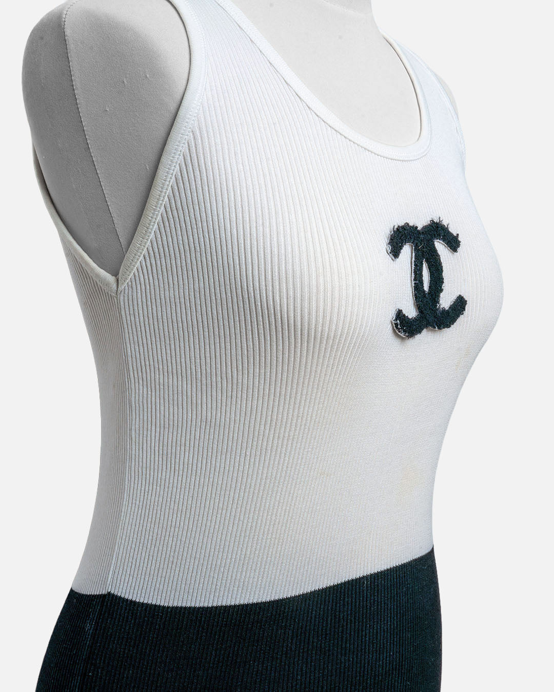 Chanel Feinripp Top mit schwarzem Logo · Weiß