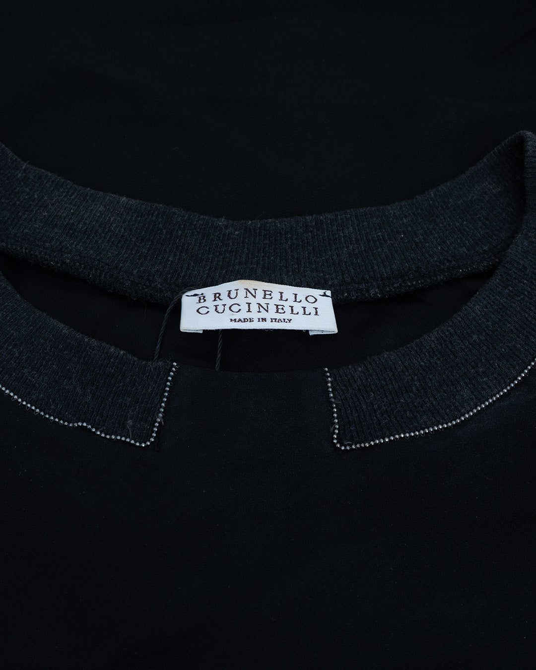 Brunello Cucinelli Seiden T-Shirt Schwarz mit grauem Kragen