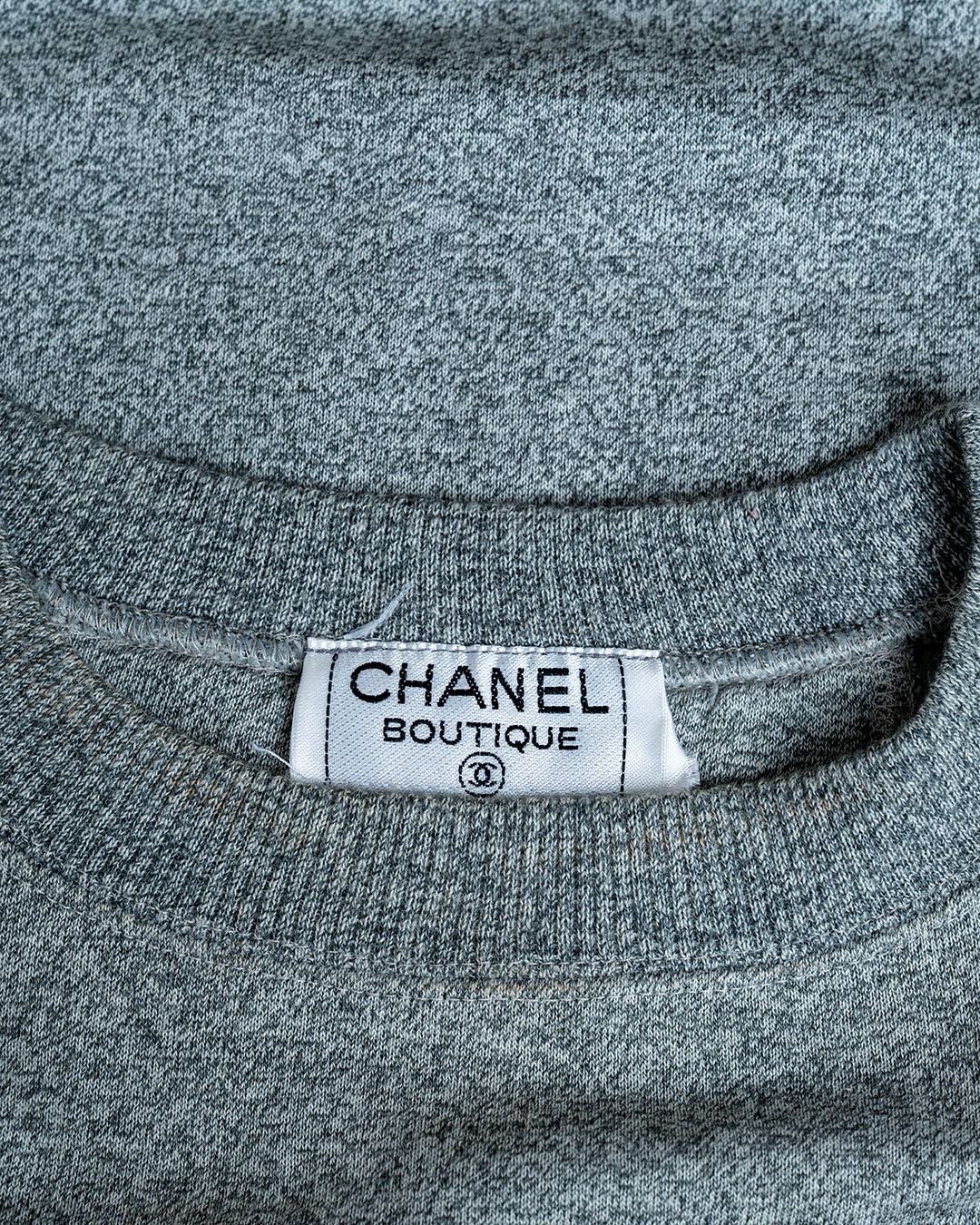 Chanel Pullover mit rotem Schriftzug · Grau meliert