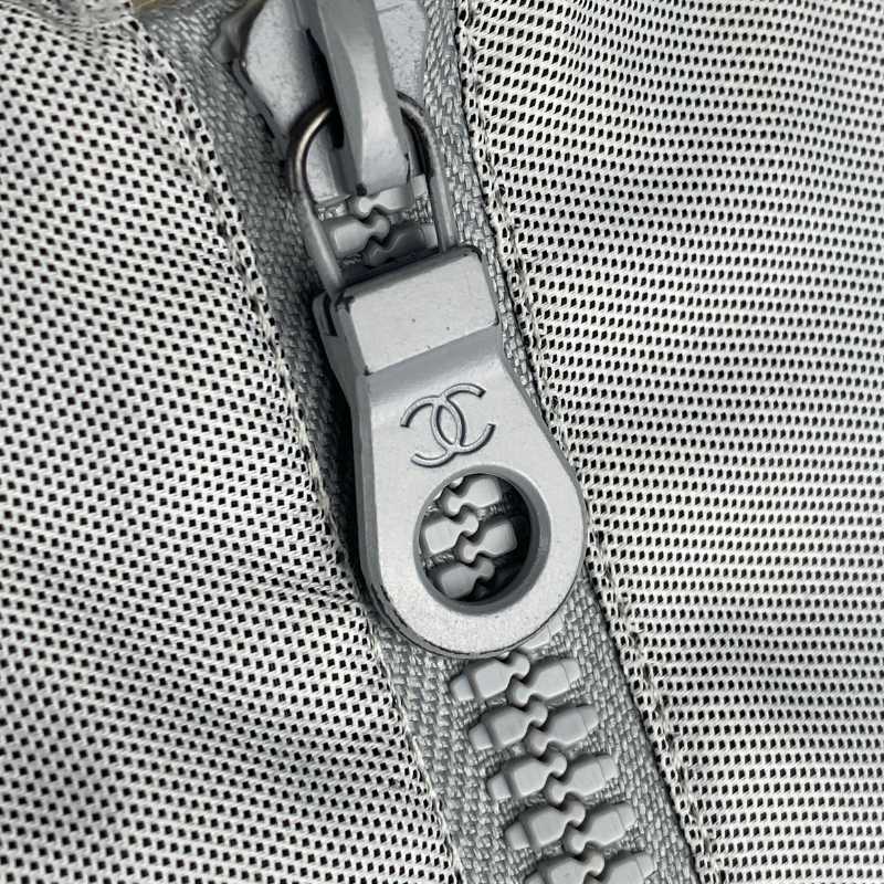 Chanel Windjacke mit Logopatch hinten Grau