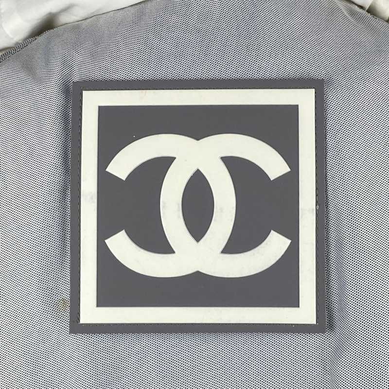 Chanel Windjacke mit Logopatch hinten Grau