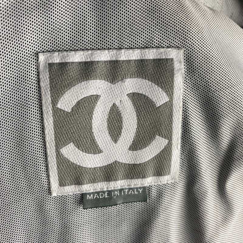 Chanel Windjacke mit Logopatch hinten Grau