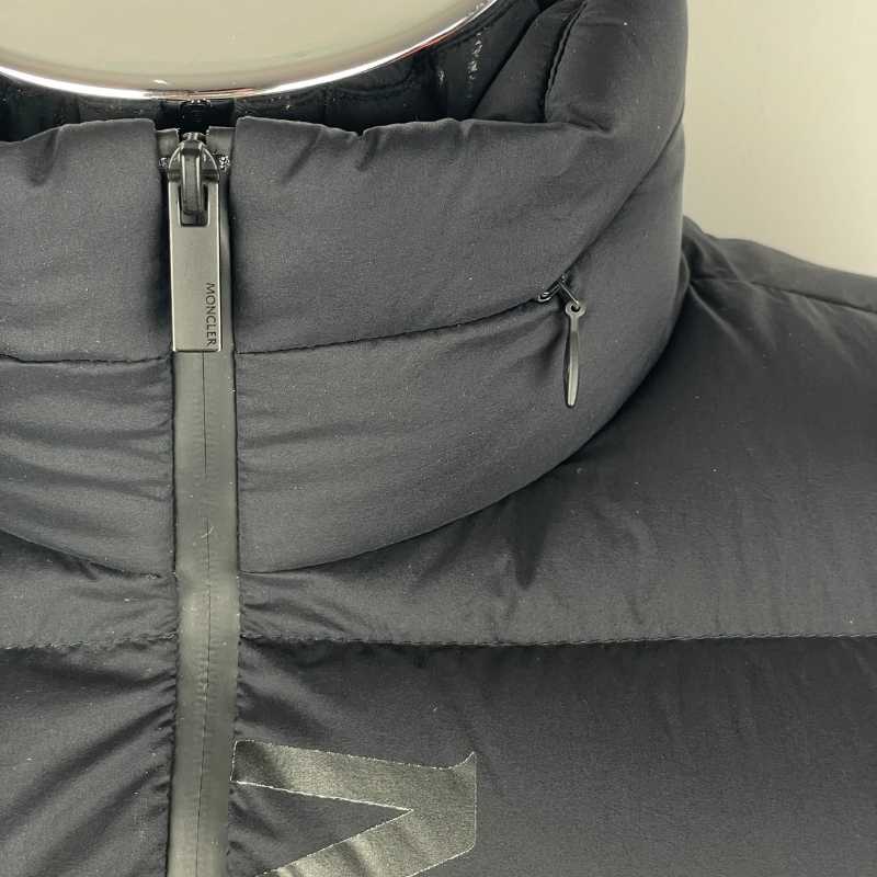 Moncler Steppjacke mit Logoprint · Schwarz
