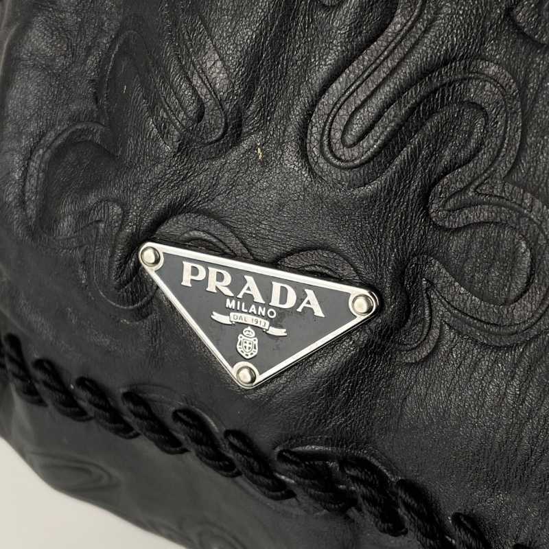 Prada Schultertasche Schwarz geprägt