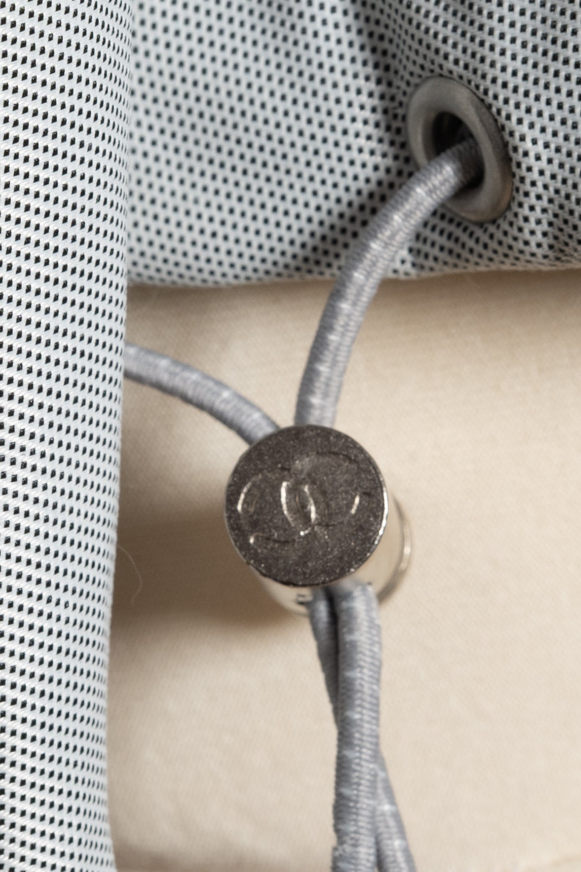 Chanel Windjacke mit Logopatch hinten Grau