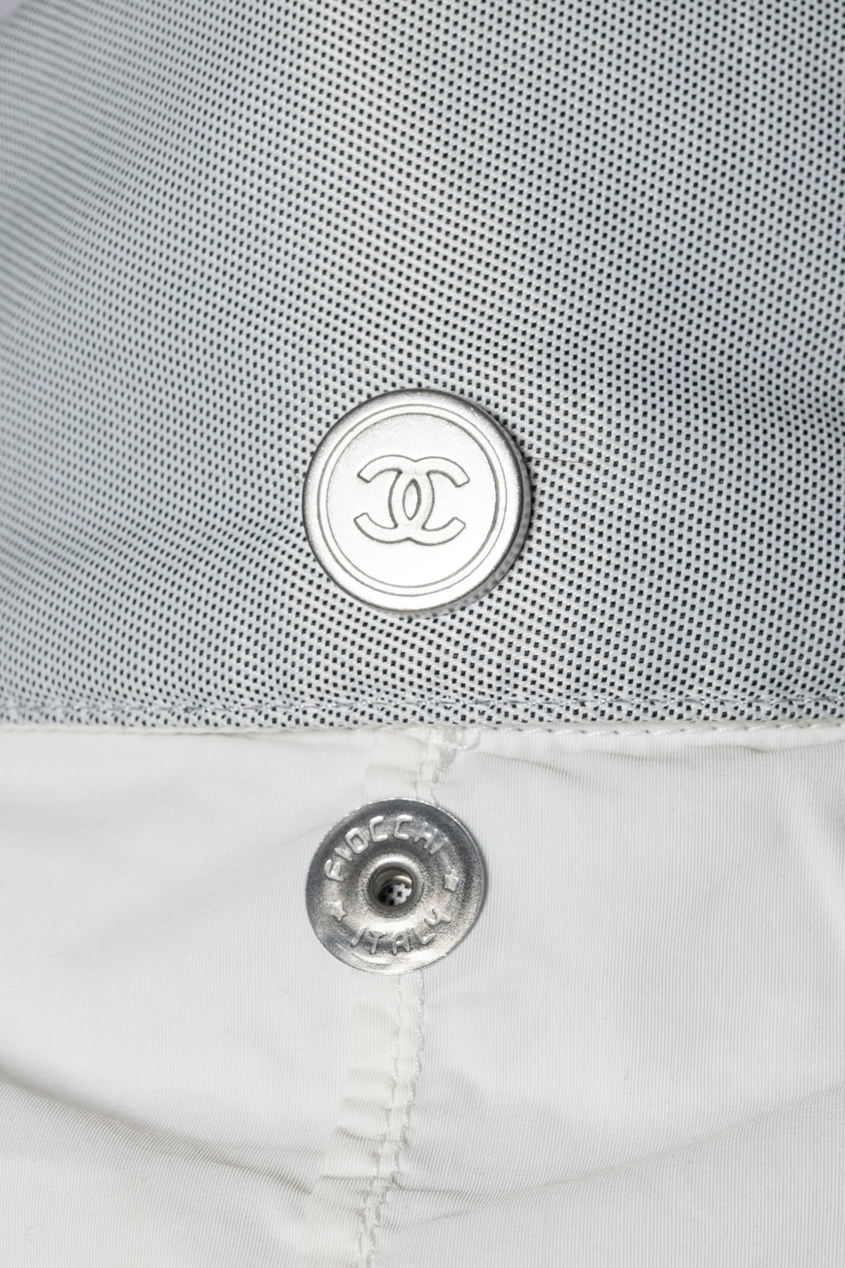 Chanel Windjacke mit Logopatch hinten Grau