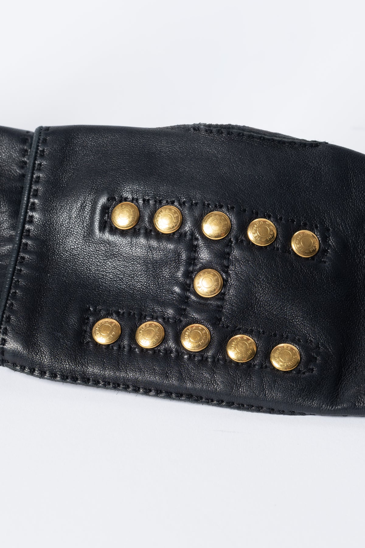 Hermès Lederhandschuh nit goldenen Applikationen Schwarz